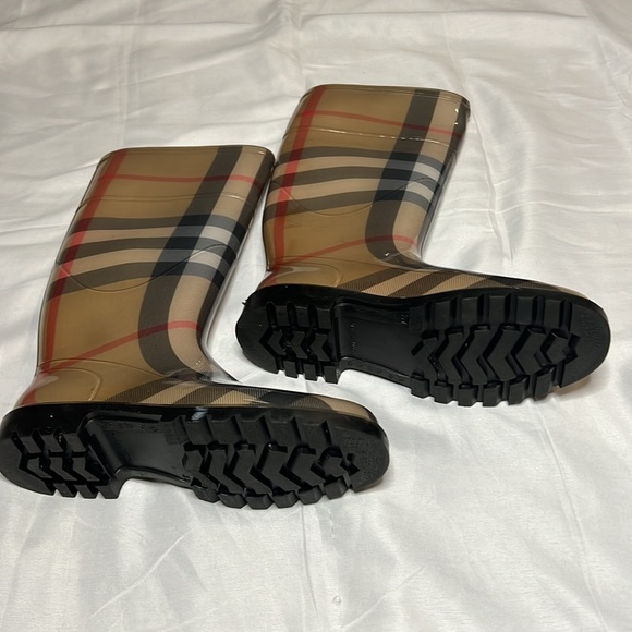 BURBERRY Rain Boots | Size 37 - Picture 6 of 15